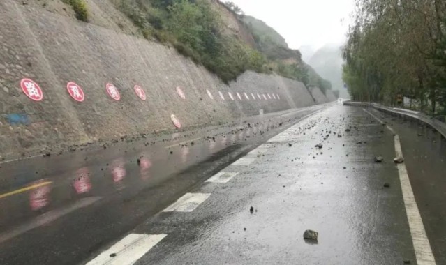  斯特拉斯堡主场雨战告捷，湿滑场地助力胜利