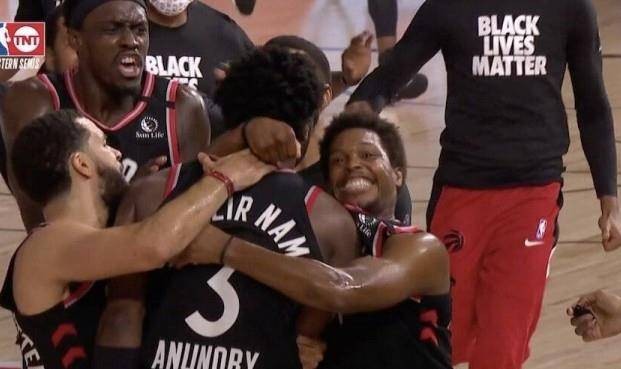  布雷斯特绝杀功臣庆祝 脱衣染黄引热议