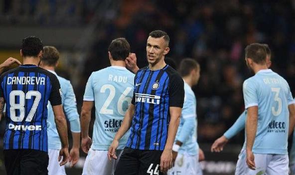  AC米兰德比战憾平国米，争冠悬念持续升温  