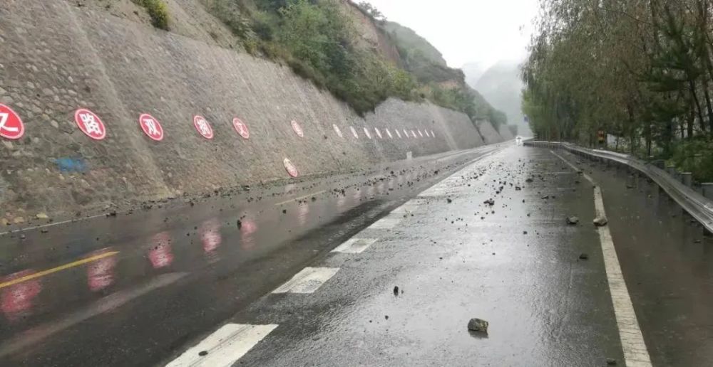  斯特拉斯堡主场雨战告捷，湿滑场地助力胜利