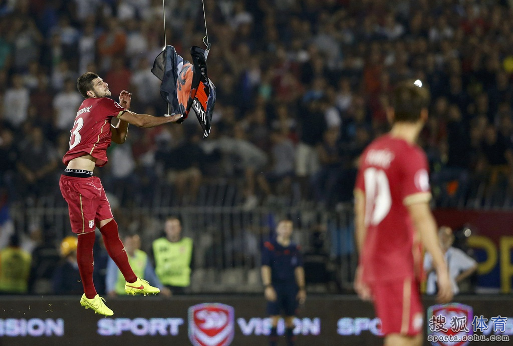  佛罗伦萨主场球迷冲突致比赛中断最终平局  